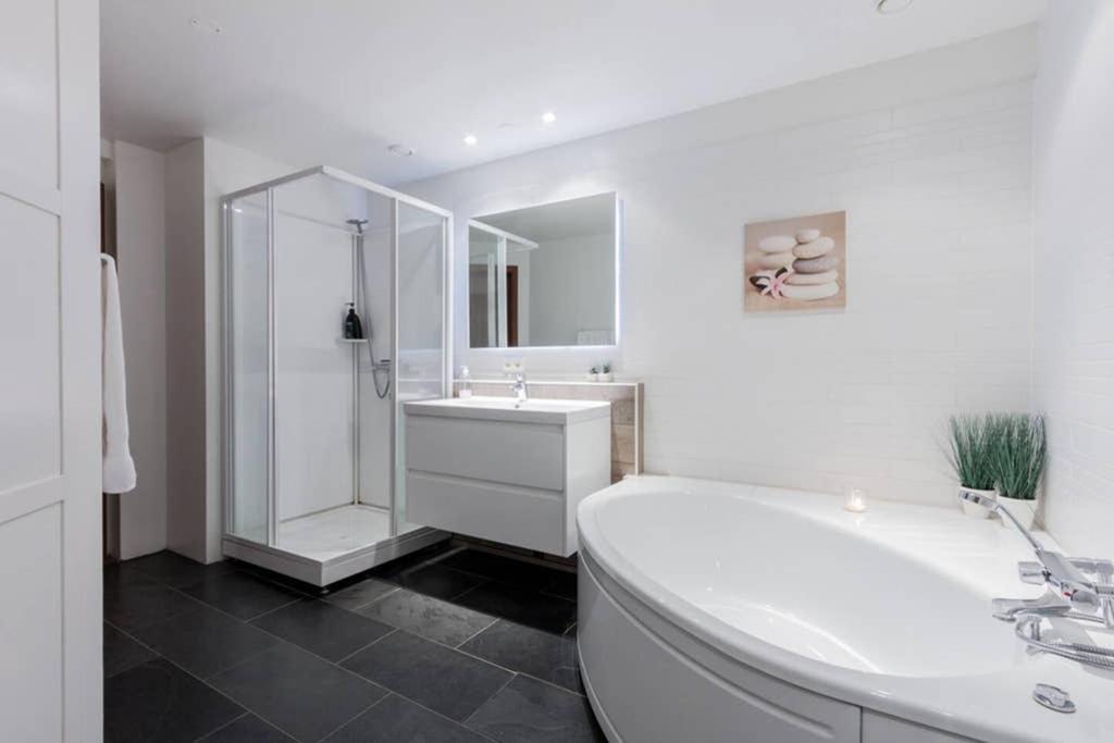 Superb Central Location, No Car Needed - Spacious Akureyri Exterior photo